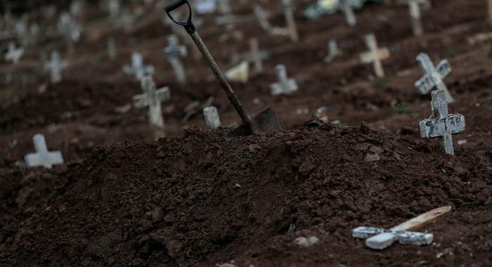 Covid: in Brasile si sfiorano le 618 mila vittime