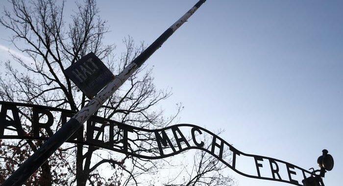 Covid:deputati Polonia No Wax sotto scritta ispirata a Auschwitz