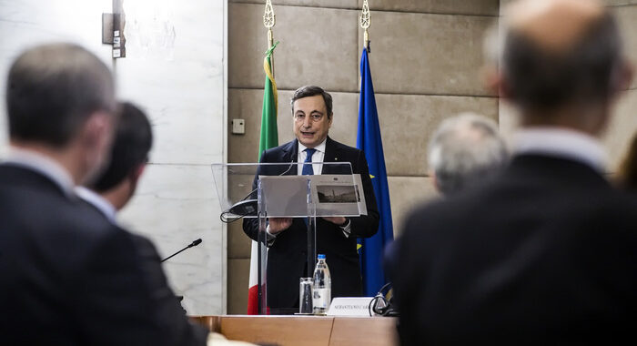 Draghi, si valuta mascherina all’ aperto e tampone vaccinati
