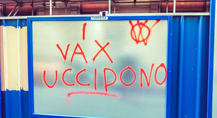 Facebook rimuove rete No Vax in Italia, molestie e squadrismo