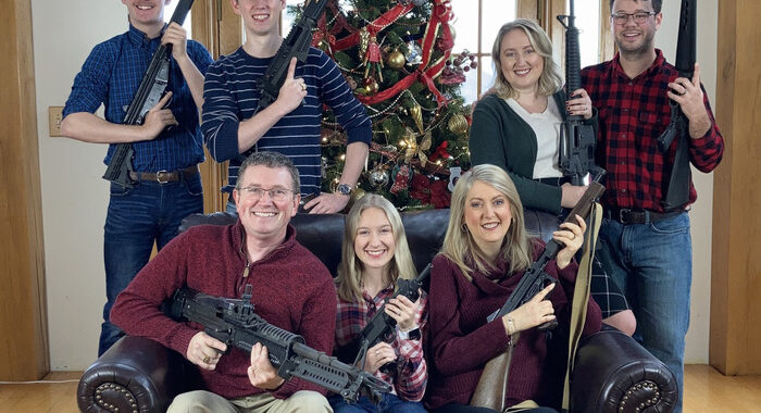 Foto di famiglia con le armi per Natale, bufera sul deputato Gop