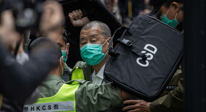 Hong Kong: Jimmy Lai colpevole per veglia su Tienanmen