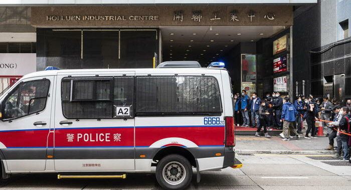 Hong Kong: Stand News chiude dopo perquisizione e arresti