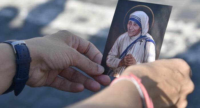 Il giorno di Natale India congela conti bancari Madre Teresa