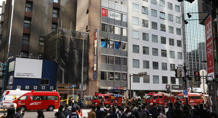 Incendio in un palazzo a Osaka, muoiono 27 persone