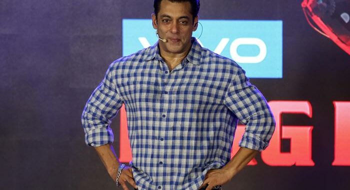 India: star Bollywood Salman Khan morso tre volte da serpente