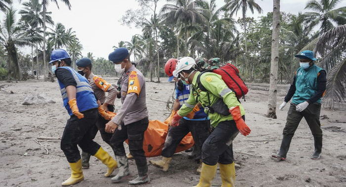 Indonesia: erutta ancora il vulcano Semeru, i morti salgono a 15