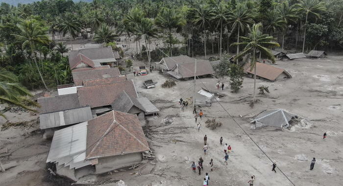 Indonesia: eruzione Semeru, bilancio morti sale a 34