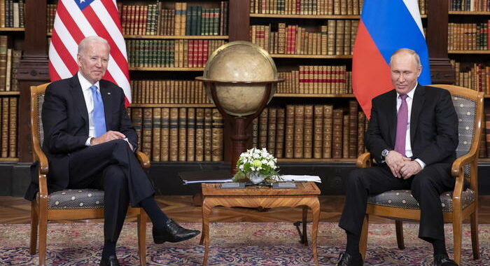 Iniziato il vertice virtuale tra Biden e Putin