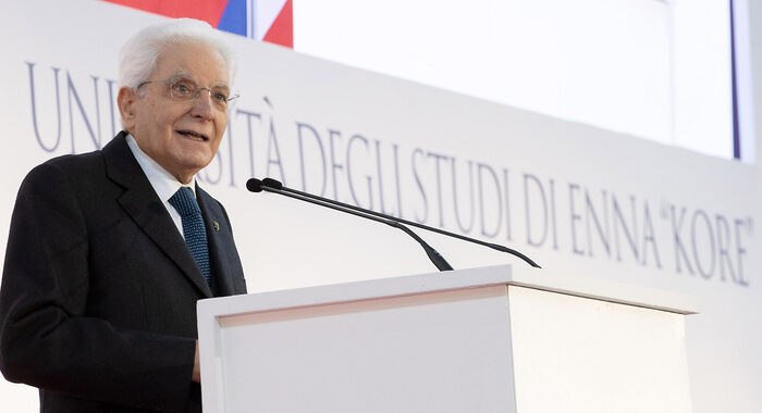 Mattarella, in questo momento coesione sia metodo di lavoro
