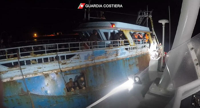 Migranti: nuova ondata di sbarchi a Lampedusa, hotspot pieno