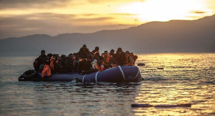 Migranti: tre morti, decine dispersi dopo naufragio in Egeo