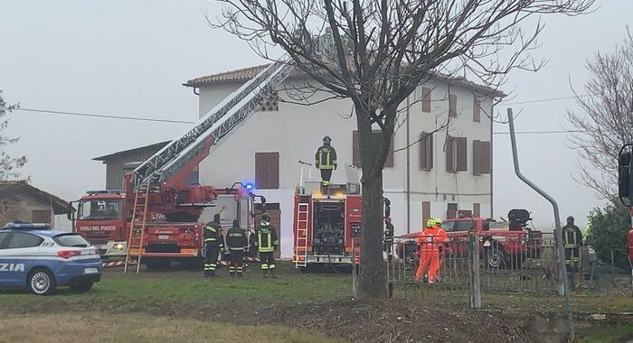 Modena, ultraleggero si schianta contro tetto di una casa