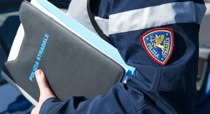 Morto poliziotto su A23, investito mentre rilevava incidente
