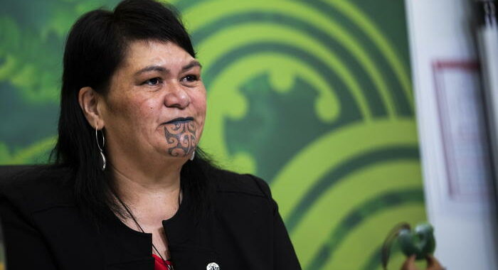 Nuova Zelanda: prima giornalista conduce tg con tatuaggio Maori