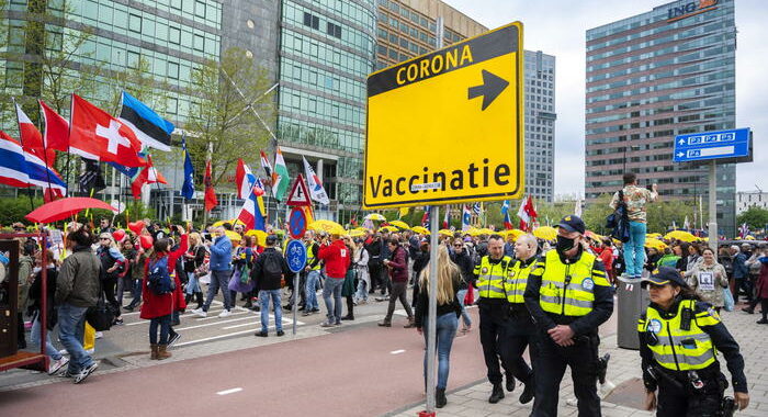 Olanda, ‘offriva online kit per infettarsi a 33 euro’