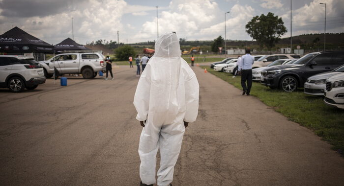 Omicron: agenzia Gb, maggiore minaccia da inizio pandemia