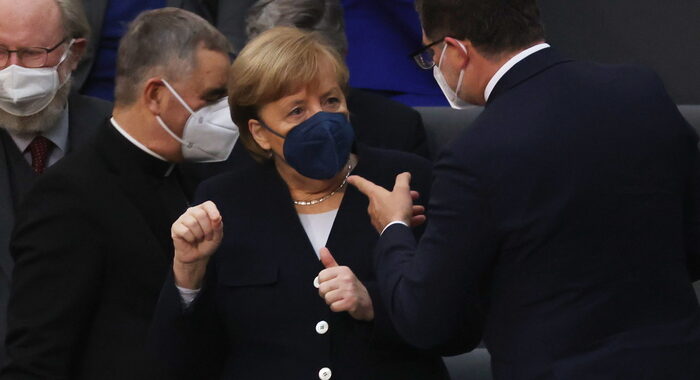 Ovazione per Merkel al Bundestag
