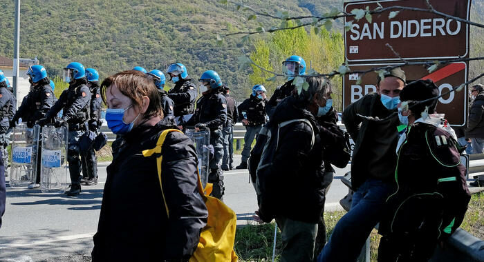 Pietre e bombe carta No Tav sul cantiere, carabiniere ferito