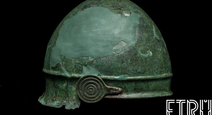Scoperta al museo etrusco, l’elmo dei due guerrieri