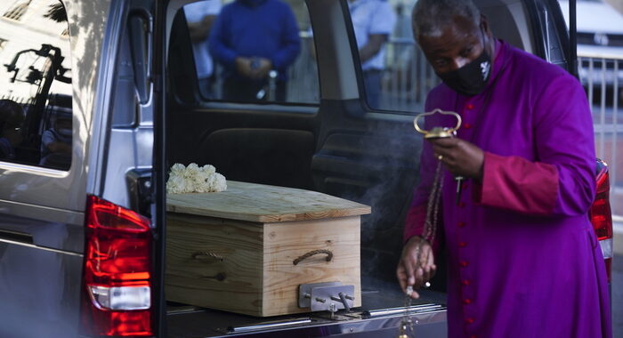 Sudafrica: l’ultimo saluto del popolo a Tutu a vigilia funerali