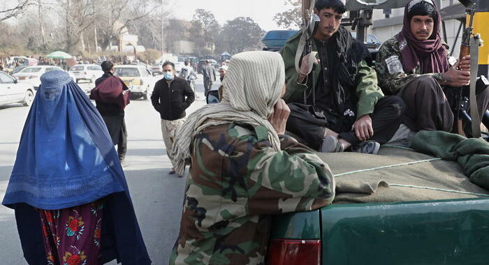Talebani vietano a donne i viaggi senza un parente uomo