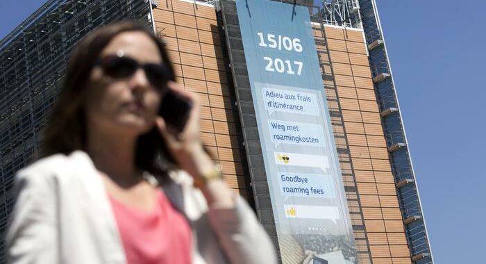 Tlc: accordo Ue, stop roaming a pagamento fino al 2032