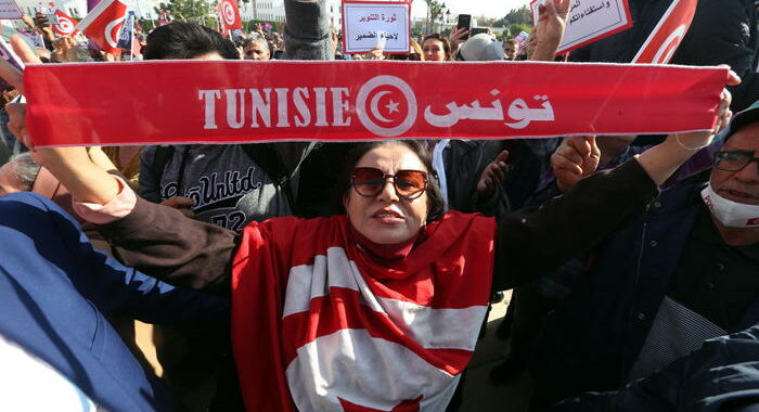 Tunisia: Saied, parlamento sospeso fino a fine 2022