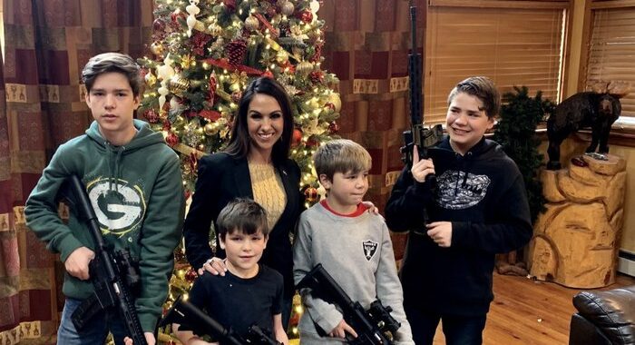 Usa: bufera su deputata destra, figli coi fucili in foto Natale