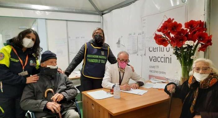 Vaccini: coppia centenaria in hub Barese per terza dose