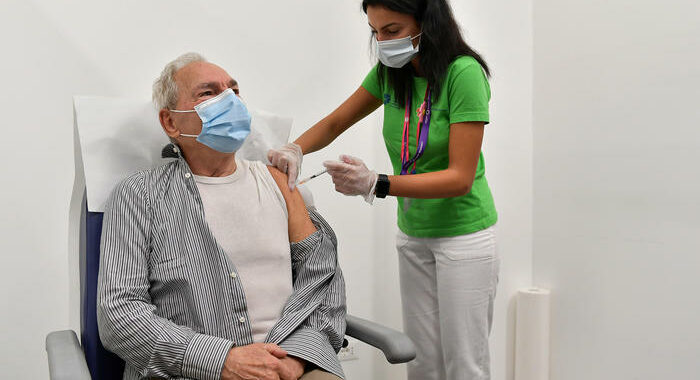 Vaccino influenza potrebbe ridurre del 14% rischio Covid
