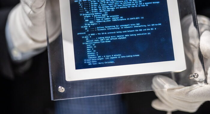 Venduto a 107.000 euro primo sms della storia