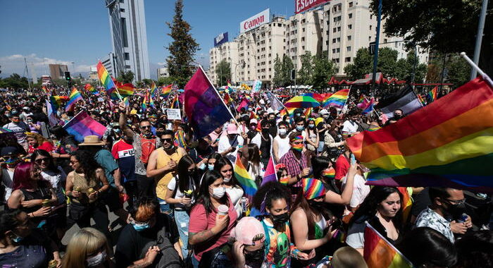 Voto storico in Cile, approvate le nozze gay