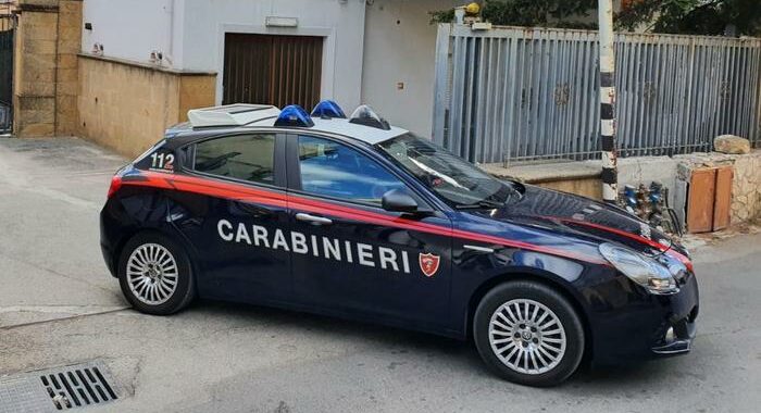 Accoltella genitori in casa nel Milanese, fermato figlio