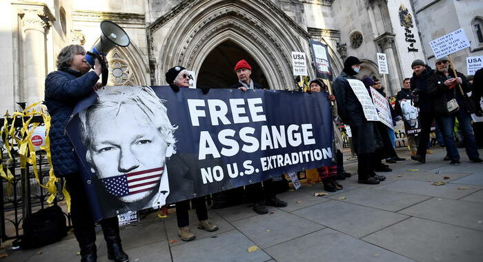 Assange: Gb concede nuovo ricorso contro estradizione a Usa