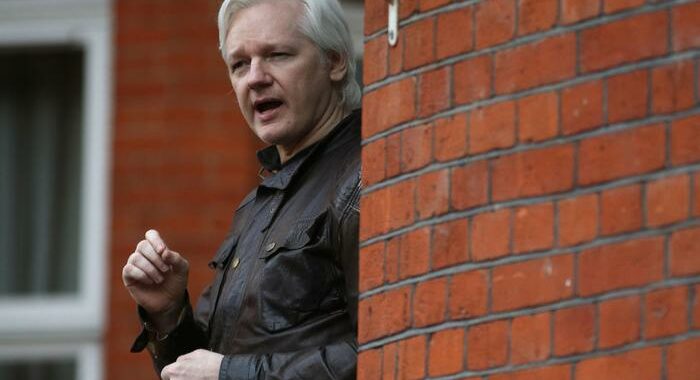 Assange, Gb concede un nuovo ricorso contro l’estradizione negli Usa