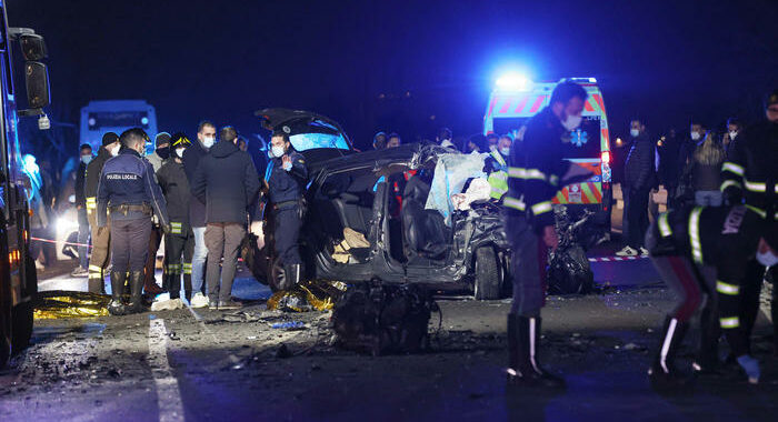 Auto contro bus: nessuna delle 5 vittime aveva la patente