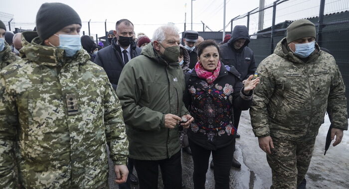 Borrell in Ucraina, da Ue pieno sostegno a Kiev