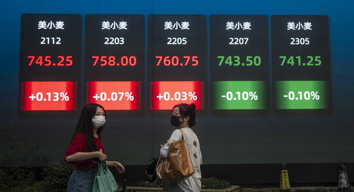 Borsa: Shanghai apre a -0,10%, Shenzhen a -0,36%