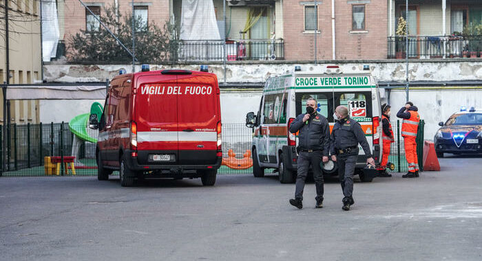 Cade nel cantiere edile, morto operaio 41enne a Torino