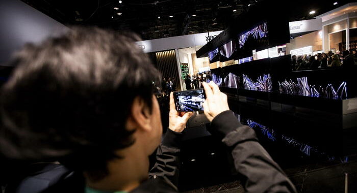 Cinese Tcl presenta tv spessa 3,9 mm e occhiali olografici