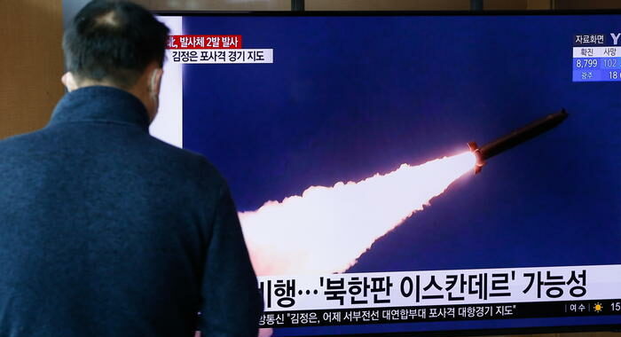 Corea del Nord testa missile 10 volte la velocità del suono