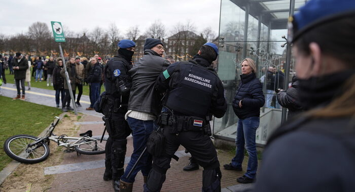 Covid: scontri e 30 arresti ad Amsterdam a manifestazione