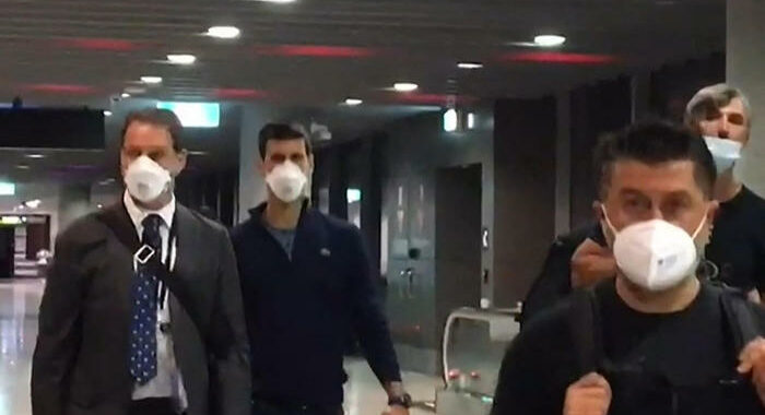 Djokovic: giunto a Belgrado dopo l’espulsione da Australia