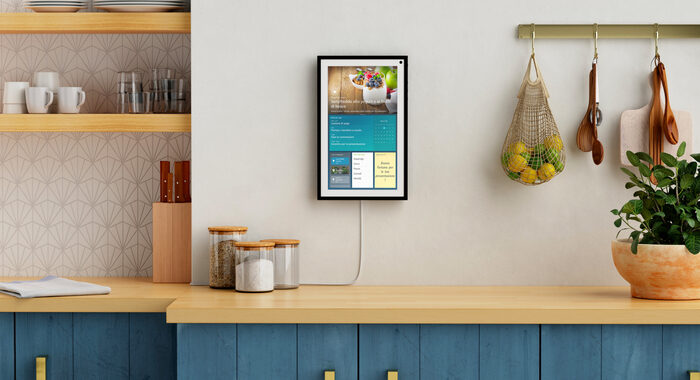 Echo Show 15, la cornice smart di Amazon arriva in Italia