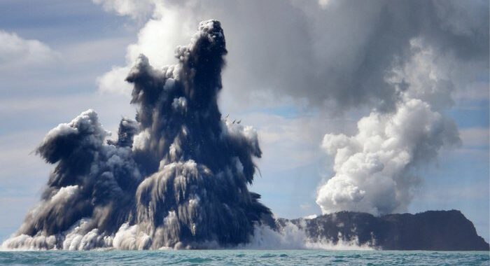 Eruzione vulcano sottomarino, allarme tsunami da Tonga a Fiji