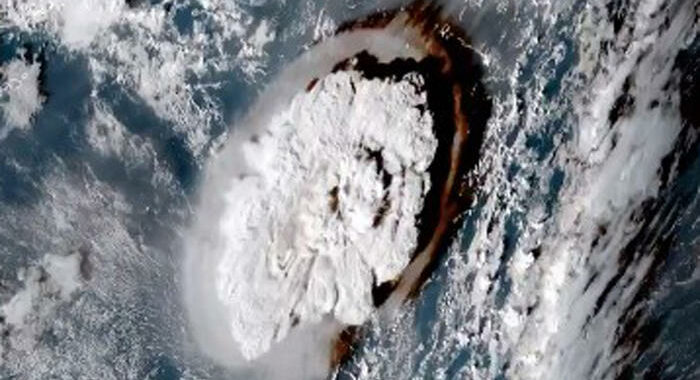 Eruzione vulcano Tonga, “superata” la minaccia tsunami