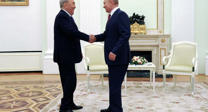 Ex leader Nazarbayev sollecita sostegno a governo
