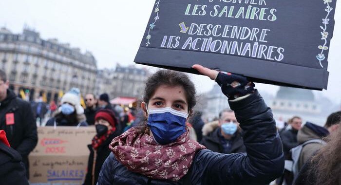 Francia: decine di migliaia in piazza per aumento stipendi