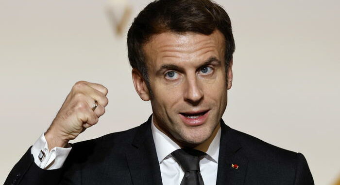 Francia: Macron continua a guidare i sondaggi presidenziali